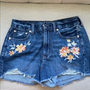NWOT aeo mom short embroidered